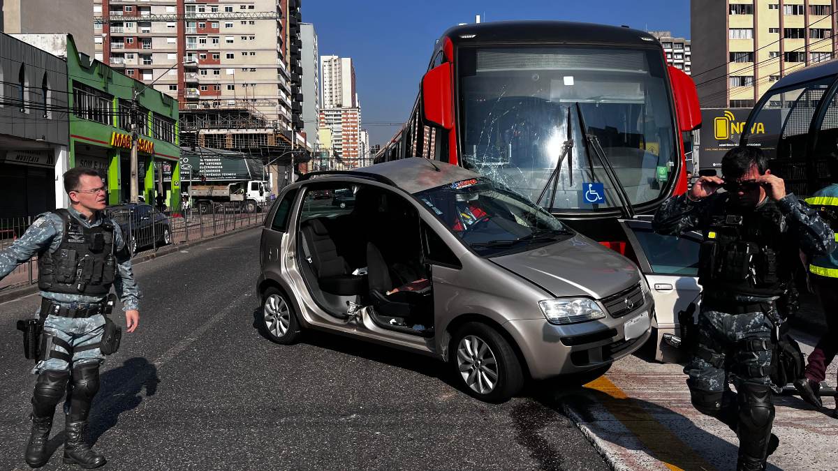 Um idoso ficou gravemente ferido após um acidente entre um carro e um ônibus biarticulado, no Centro de Curitiba, na manhã desta segunda-feira (19). De acordo com as informações da Guarda Municipal de Curitiba (GMC), o motorista que se feriu teria furado o sinal no cruzamento da rua Alferes Poli com a avenida Sete de Setembro, sendo atingido pelo ônibus. Além dele, uma passageira do carro, também idosa, se feriu no acidente.