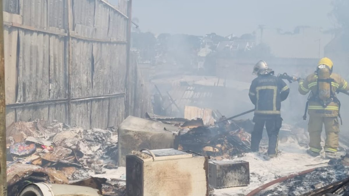 Imagens mostram casas destruídas pelo incêndio em barracão no Parolin