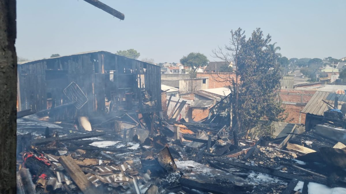 Imagens mostram casas destruídas pelo incêndio em barracão no Parolin