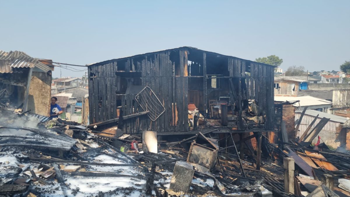 Imagens mostram casas destruídas pelo incêndio em barracão no Parolin