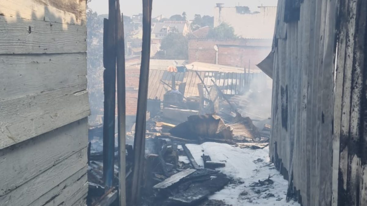 Incêndio destruiu quatro casas no Parolin, em Curitiba 