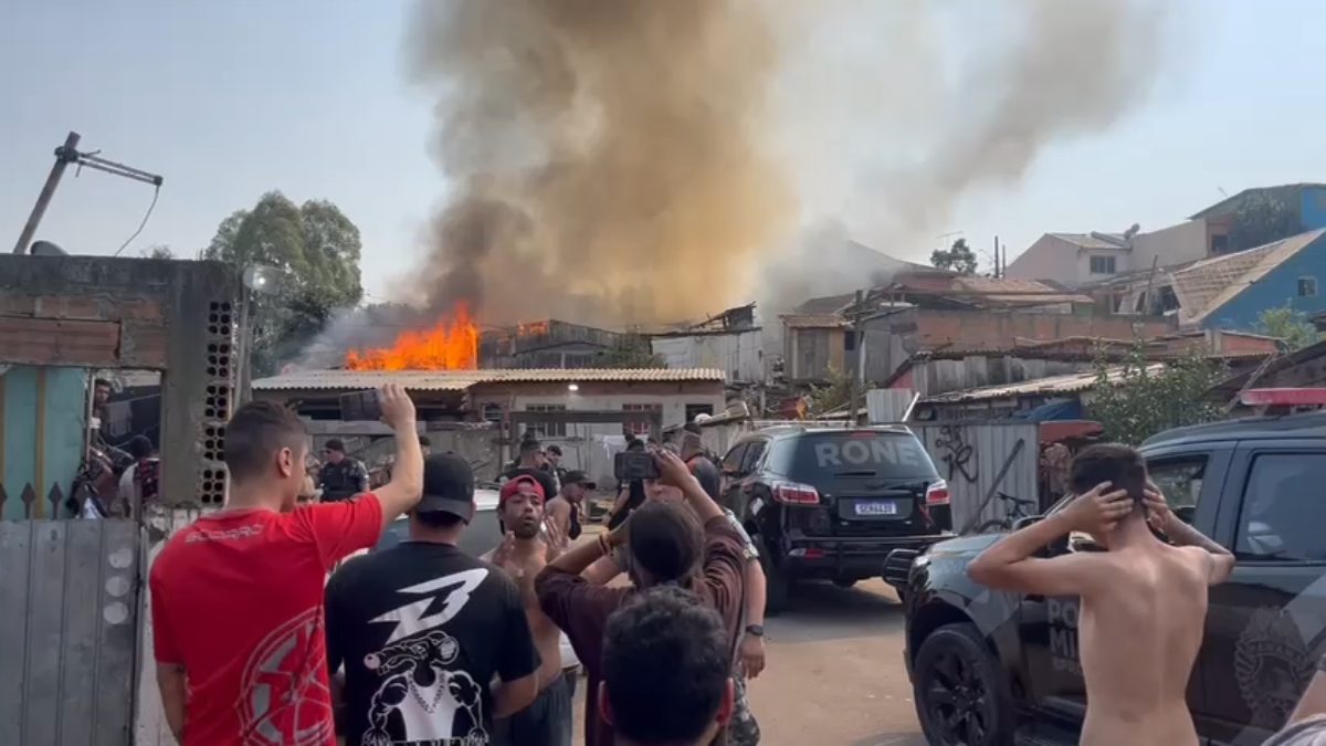 Incêndio em barracão de recicláveis atinge quatro casas e PM resgata 10 pessoas em Curitiba