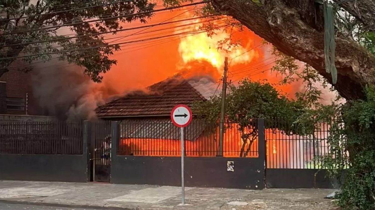 Homem é condenado a 53 anos de prisão por causar incêndio que matou 3 pessoas