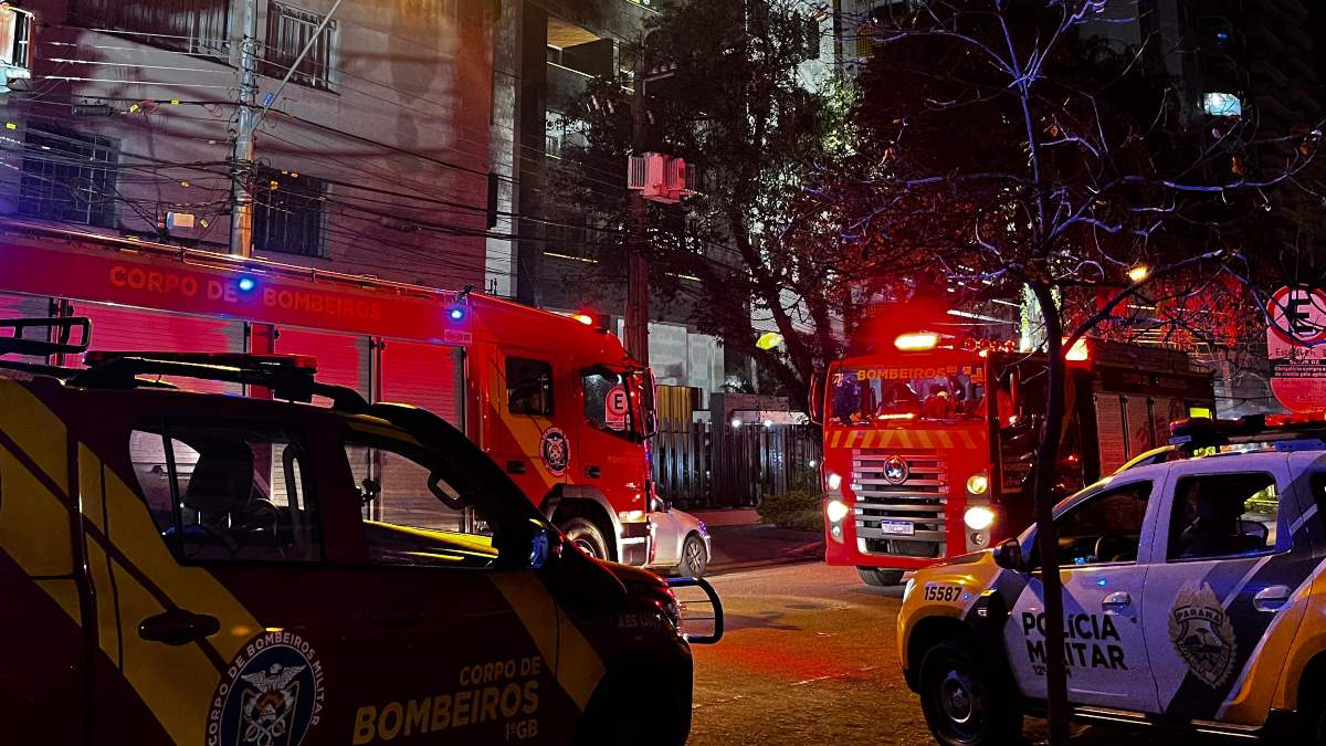 Incêndio em prédio assusta moradores no Centro de Curitiba