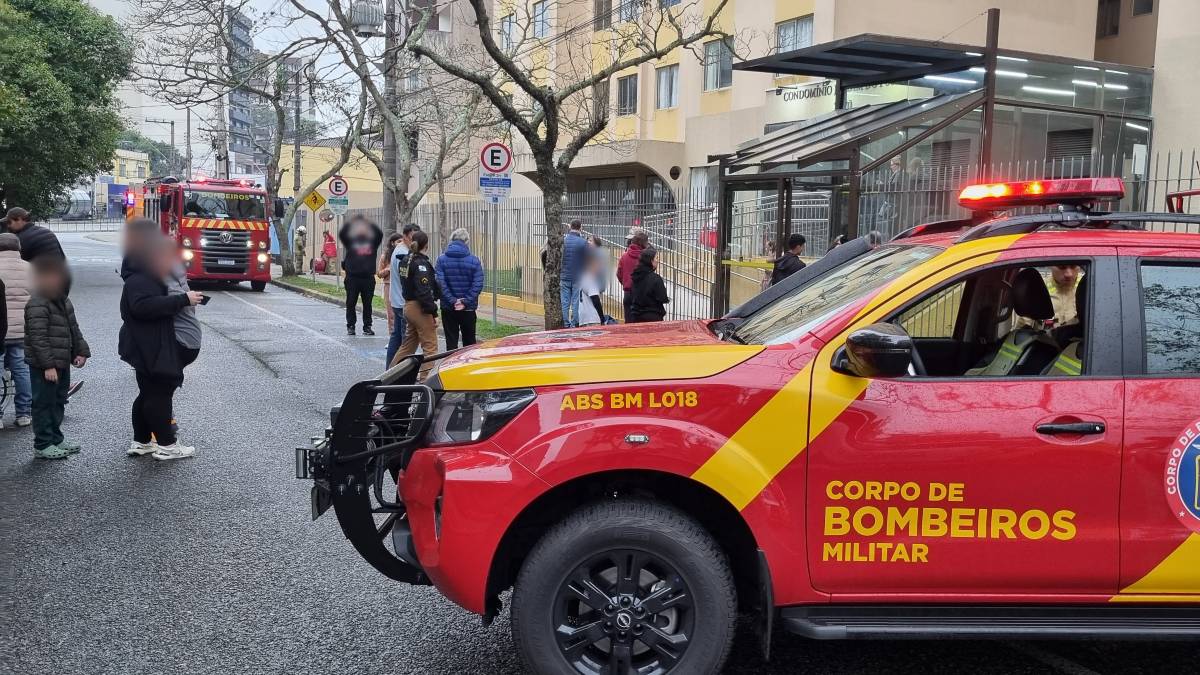 Incêndio faz moradores evacuarem prédio em Curitiba