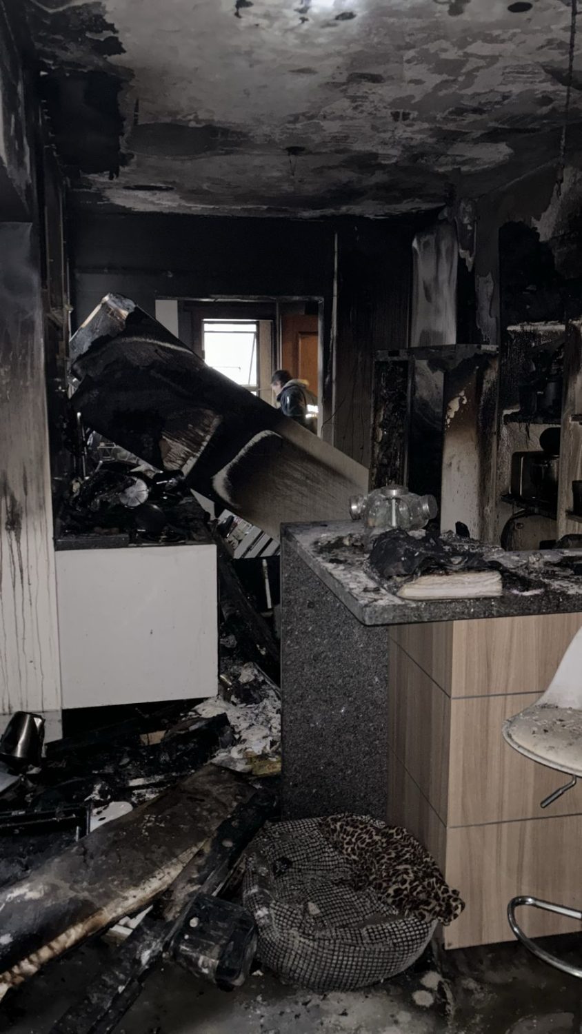 Apartamento do oitavo andar ficou destruído após incêndio