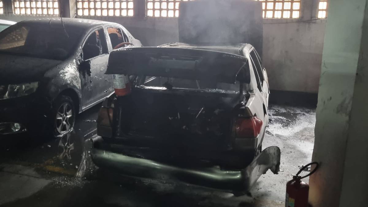 Carro ficou destruído após incêndio