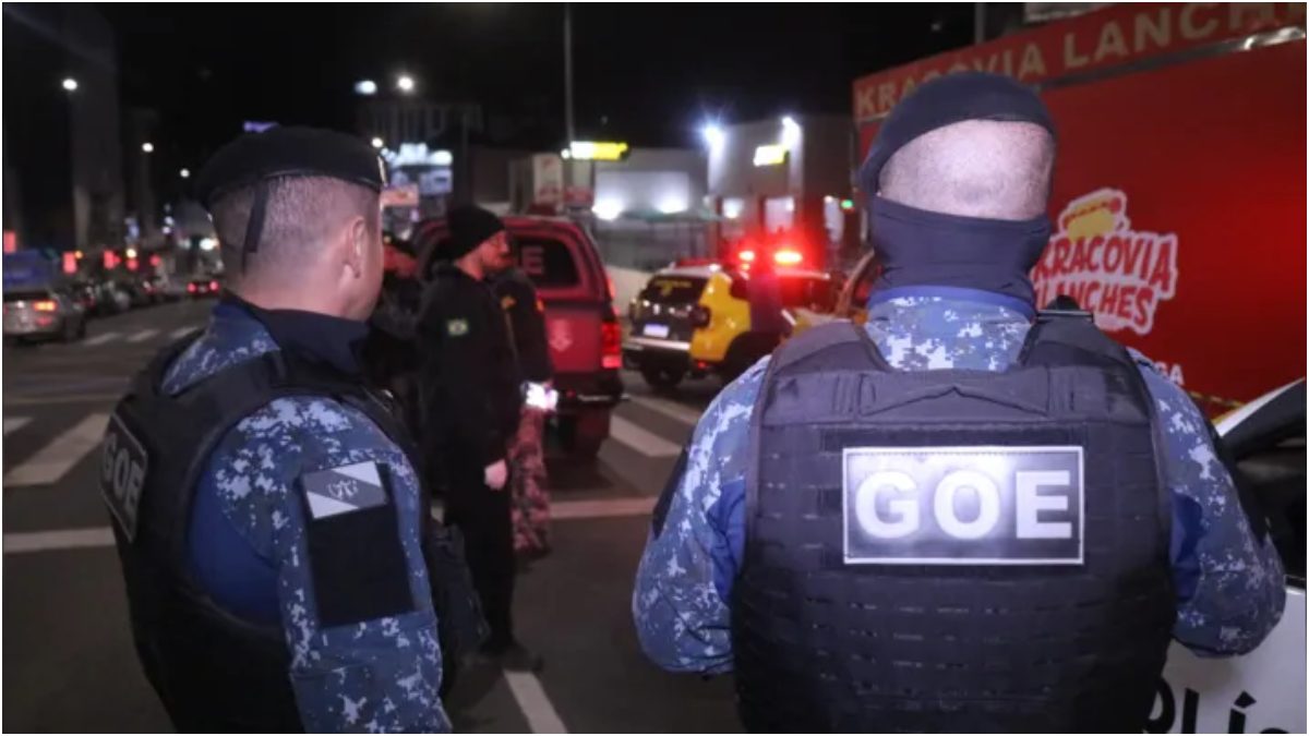 A princípio, dois homens chegaram de moto e um deles atirou contra a jovem no carrinho de lanches, em Ponta Grossa
