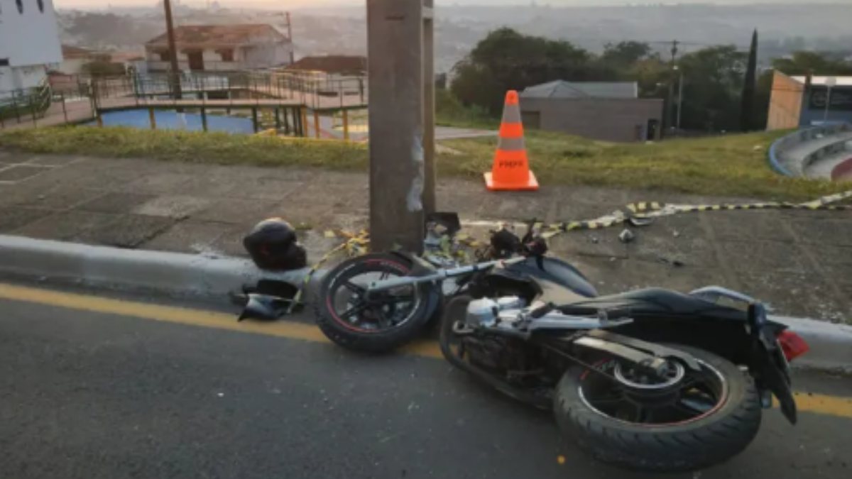 Jovem de 22 anos morre após bater moto contra poste no Paraná