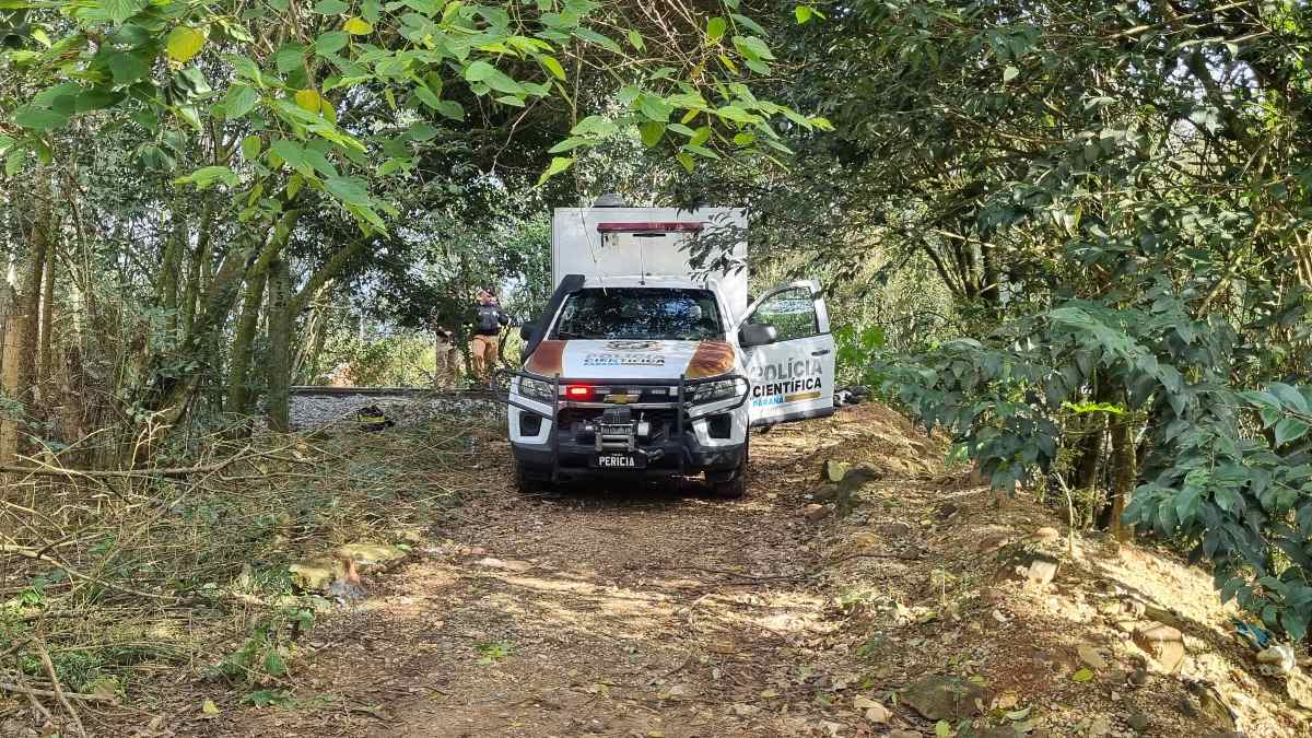 O corpo de uma jovem foi encontrado nas proximidades da linha férrea, no Jardim Monte Santo, em Almirante Tamandaré, na Região Metropolitana de Curitiba, na manhã desta quarta-feira (14). De acordo com as primeiras informações da Polícia Civil do Paraná (PCPR), a vítima, que ainda não foi identificada, foi morta no próprio local, bastante utilizado por usuários e traficantes de drogas. A mulher provavelmente foi assassinada com golpes de pedras na cabeça.O corpo de uma jovem foi encontrado nas proximidades da linha férrea, no Jardim Monte Santo, em Almirante Tamandaré, na Região Metropolitana de Curitiba, na manhã desta quarta-feira (14). De acordo com as primeiras informações da Polícia Civil do Paraná (PCPR), a vítima, que ainda não foi identificada, foi morta no próprio local, bastante utilizado por usuários e traficantes de drogas. A mulher provavelmente foi assassinada com golpes de pedras na cabeça.