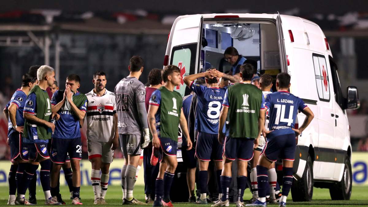 Atleta Juan Izquierdo desmaia em campo e segue na UTI após jogo contra São Paulo