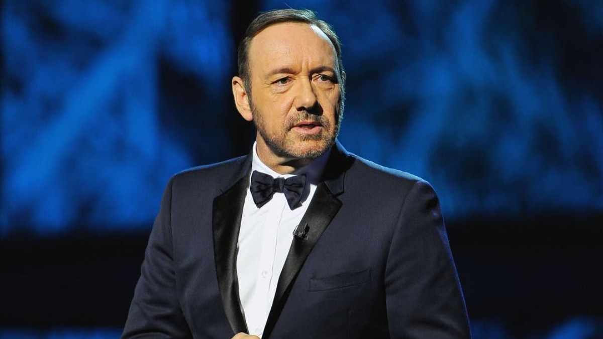 Mansão de Kevin Spacey, construída em cima da água, é vendida por R$ 18 milhões