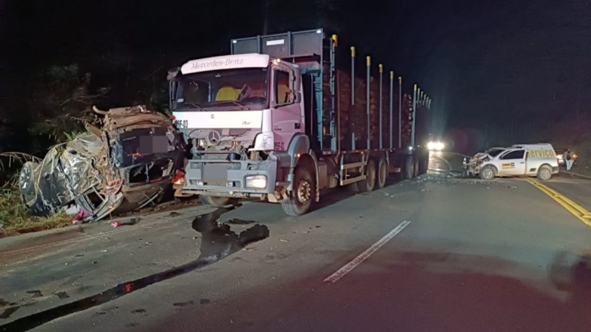 Duas mulheres morreram em um acidente envolvendo dois carros e um caminhão, na PR-340, entre Tibagi e Telêmaco Borba, nos Campos Gerais do Paraná, na noite de terça-feira (27). Além das vítimas fatais, uma criança sofreu ferimentos moderados e precisou ser internada em um hospital.