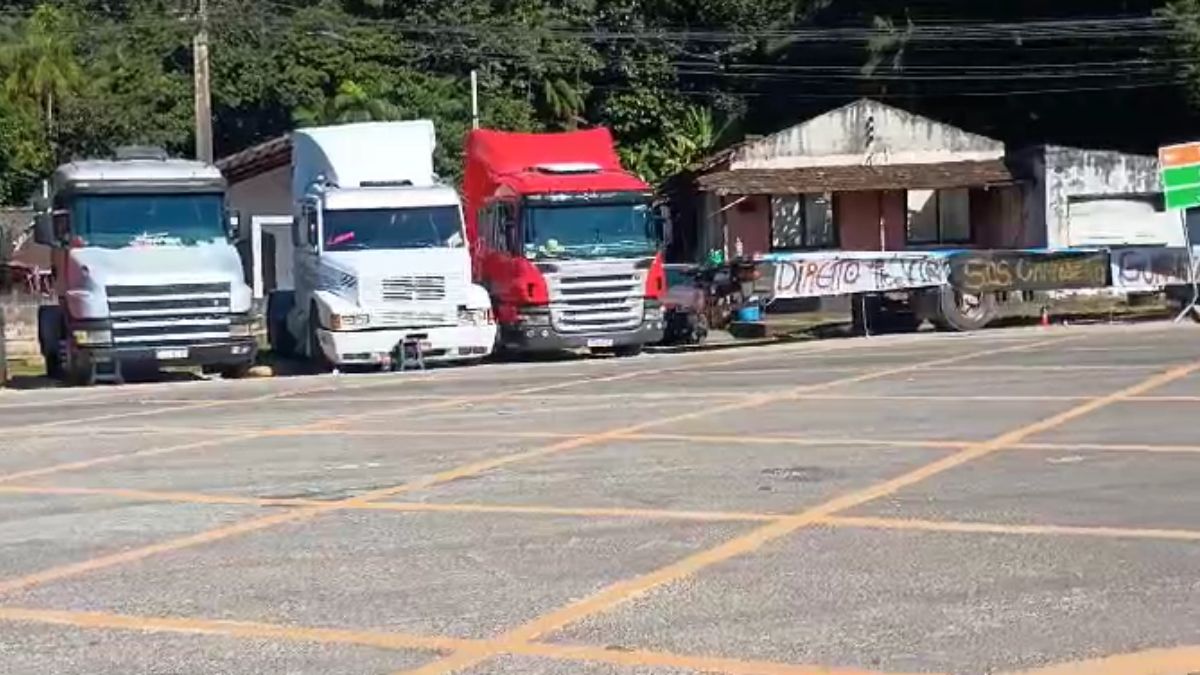 Caminhoneiros fecham travessia do ferry boat em Guaratuba