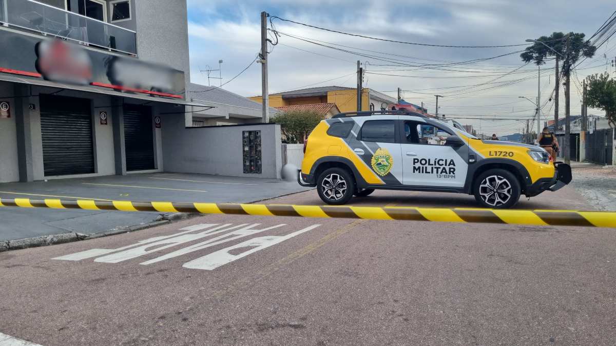 Morador encontra corpo ensaguentado no portão de casa ao sair para trabalhar