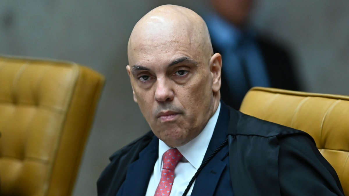 A Polícia Federal (PF) cumpre nesta quarta-feira (14) nove medidas judiciais determinadas pelo ministro Alexandre de Moraes, do Supremo Tribunal Federal (STF), contra uma denominada "estrutura de obstrução de investigação de organizações criminosas mediante divulgação de dados protegidos e corrupção de crianças e adolescentes". Os alvos principais da operação são os blogueiros bolsonaristas Allan dos Santos e Oswaldo Eustáquio, que são alvo de mandados de prisão preventiva. 