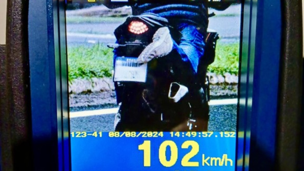 Um motociclista foi flagrado por uma equipe da Polícia Rodoviária Federal (PRF) realizando uma manobra arriscada, na tentativa de escapar de uma multa por excesso de velocidade, na BR-277, em Foz do Iguaçu, no oeste do Paraná. De acordo com os policiais, o condutor da moto tirou um dos pés dos comandos para tentar encobrir a placa do veículo, evitando o flagrante do radar. 