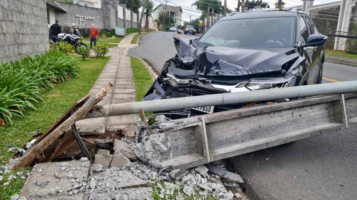 Motorista derruba quatro postes após sofrer apagão em Curitiba; veja o vídeo