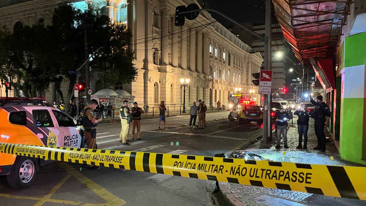 Mulher é morta com 7 tiros próximo à Praça Santos Andrade, no Centro de Curitiba