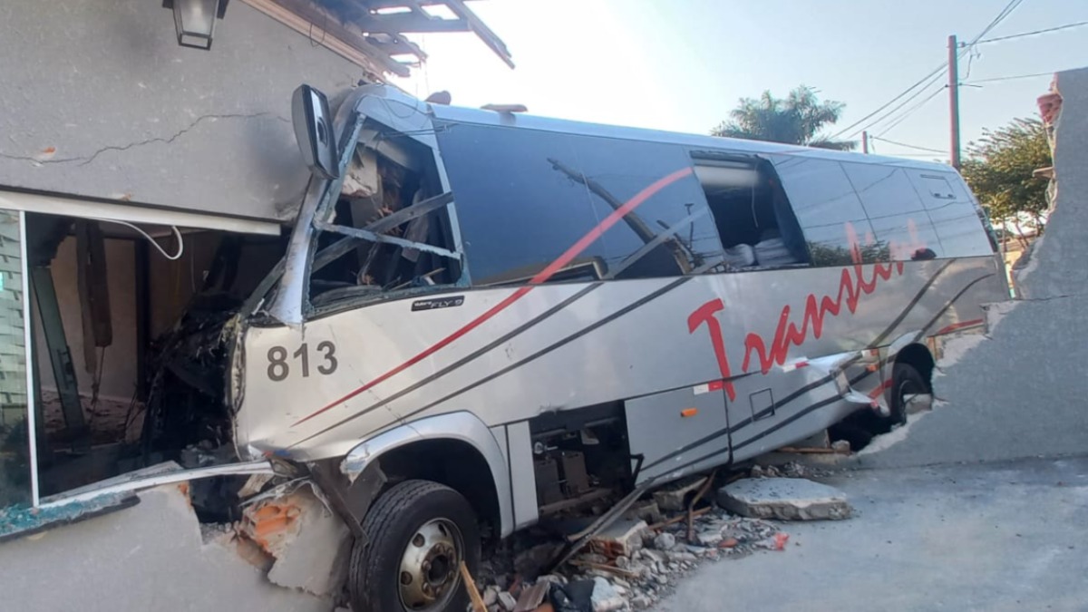 Uma mulher morreu e outras seis pessoas ficaram feridas em um acidente com um micro-ônibus, em Londrina, na manhã desta quarta-feira (21). De acordo com as informações da Polícia Militar do Paraná (PMPR), o veículo teve um problema nos freios e colidiu contra duas residências. Todos os passageiros do ônibus são funcionários de uma loja de departamentos e estavam indo para o trabalho.