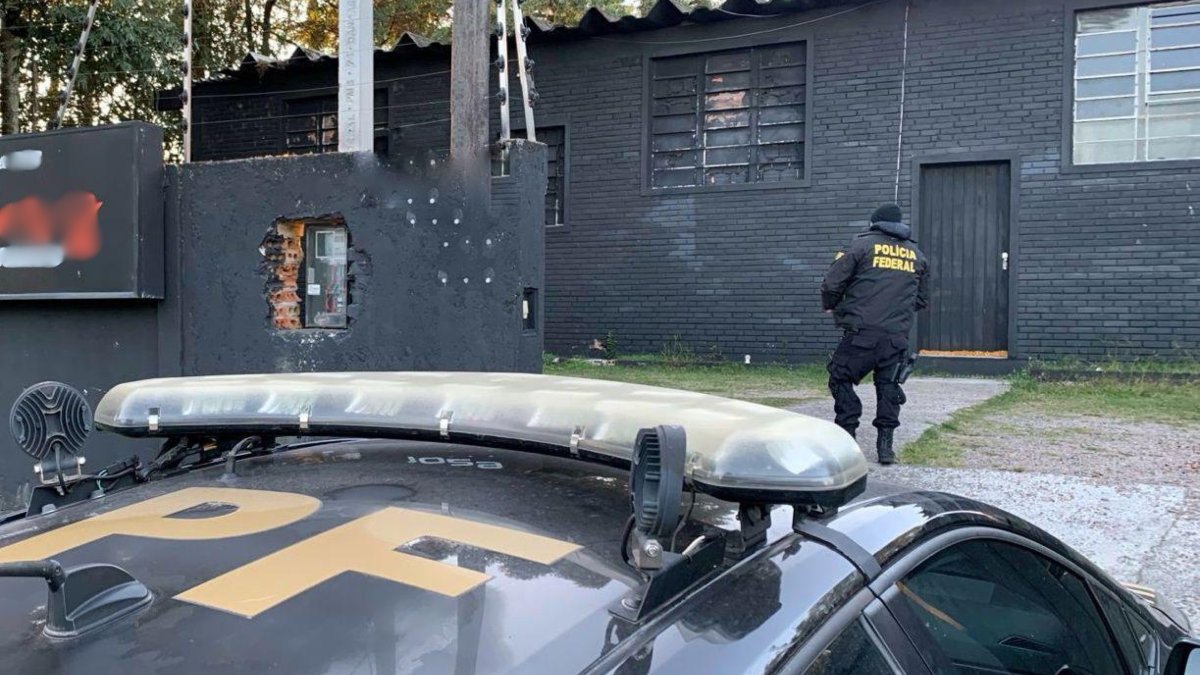 A Polícia Federal (PF), com apoio da Receita Federal, realiza nesta terça-feira (13) a Operação Looping, que tem como objetivo combater organização criminosa voltada ao tráfico internacional de drogas, que atua em portos da Região Sul do Brasil. A operação acontece em 12 cidades do Paraná, Santa Catarina e São Paulo.