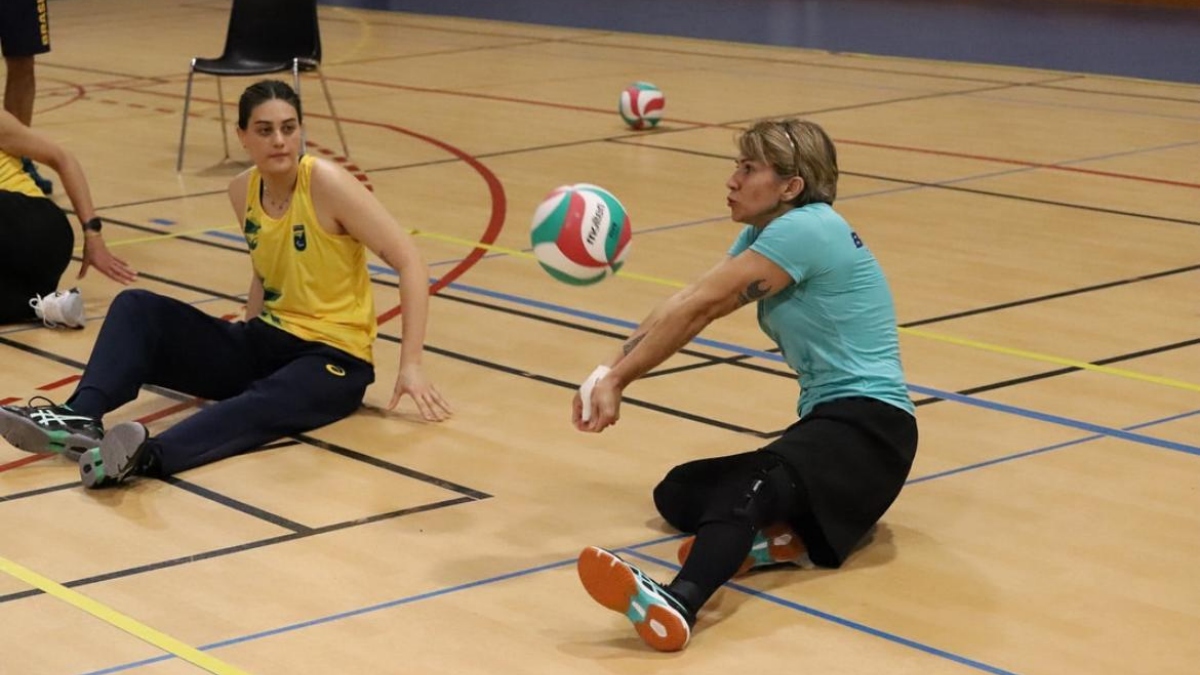 Jogadoras da Seleção Brasileira de Vôlei sentado feminina