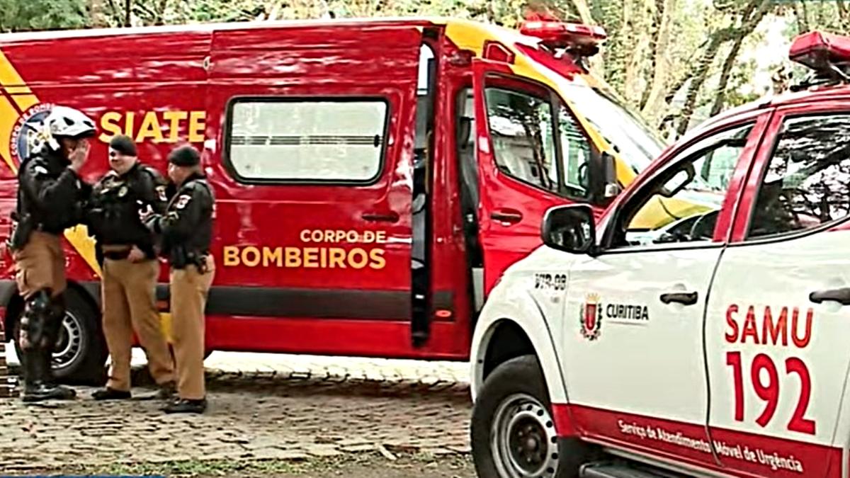 A Polícia Civil do Paraná (PCPR) identificou o suspeito da morte de um homem na Praça Eufrásio Correia, em frente a Câmara Municipal de Curitiba, na quarta-feira (31). Segundo as investigações, o autor do crime foi movido por ciúmes. Agora, a polícia segue em busca desse homem e pode pedir que a Justiça determine a sua prisão.