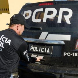 A Polícia Civil do Paraná (PCPR), em conjunto com a Polícia Federal (PF), prendeu 12 pessoas envolvidas em crimes de estelionato em operação deflagrada durante esta semana, no Paraná. A ação teve como objetivo o cumprimento de mandados de prisão em aberto contra suspeitos ligados a estelionatos.