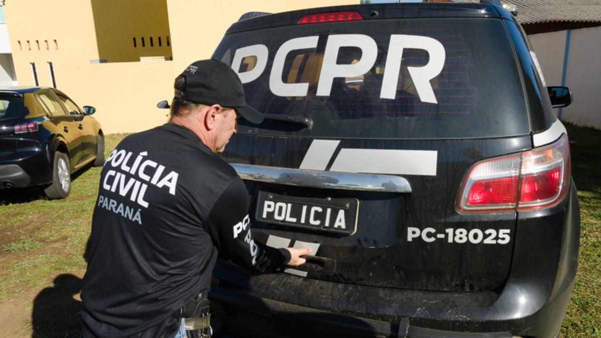 A Polícia Civil do Paraná (PCPR), em conjunto com a Polícia Federal (PF), prendeu 12 pessoas envolvidas em crimes de estelionato em operação deflagrada durante esta semana, no Paraná. A ação teve como objetivo o cumprimento de mandados de prisão em aberto contra suspeitos ligados a estelionatos.