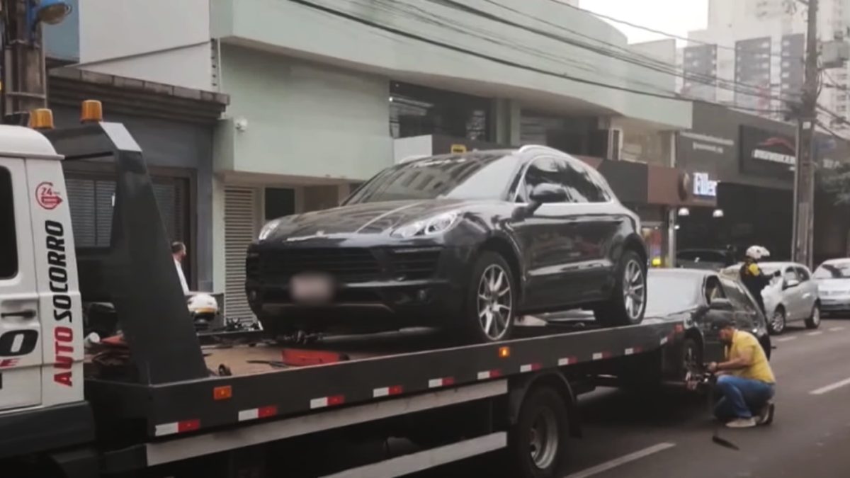 Porsche estacionado em vaga exclusiva causa revolta em Maringá