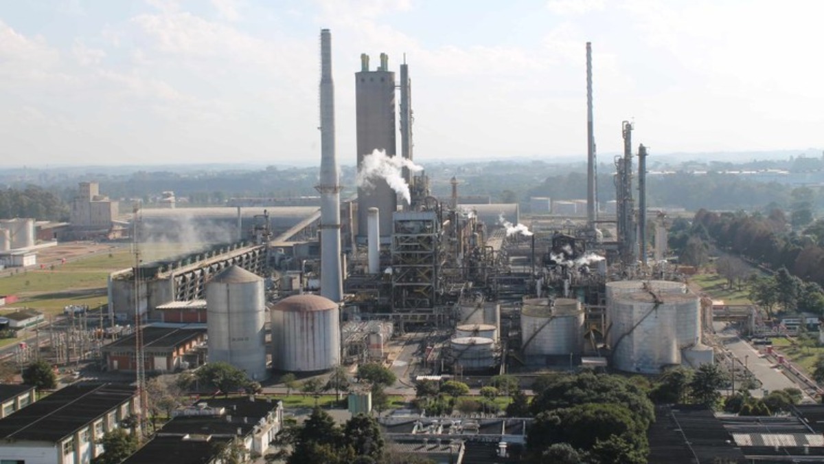 O presidente Luiz Inácio Lula da Silva participa nesta quinta-feira (15) da cerimônia que marca o início do processo de retomada das atividades na Fábrica de Fertilizantes Araucária Nitrogenados (Ansa), em Araucária, na Região Metropolitana de Curitiba. De acordo com o Governo Federal, a fábrica estava parada desde 2020 e será reaberta depois que a produção de fertilizantes voltou a fazer parte do portfólio da Petrobras. 