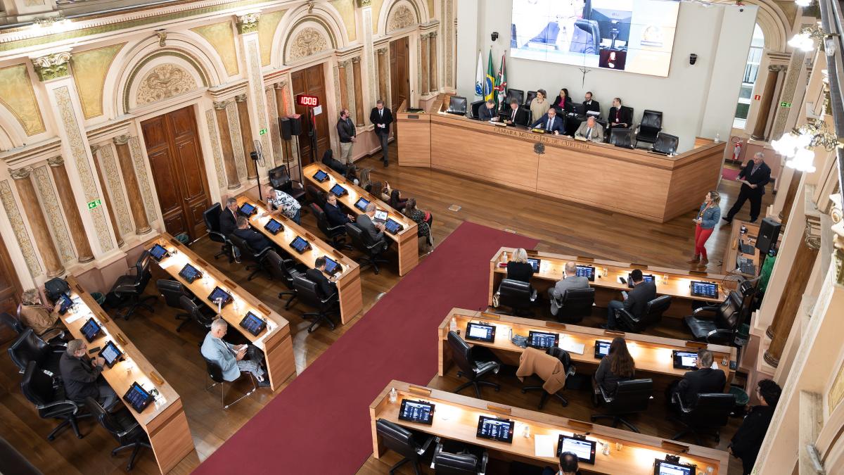 A manutenção da Câmara Municipal de Curitiba tem um forte impacto no orçamento municipal. Apenas em 2024, a previsão de gastos operacionais com a estrutura do poder legislativo é de R$ 195 milhões. O valor é alto, mas ainda está abaixo do limite máximo permitido pela Constituição Municipal, que é de R$ 307 milhões anuais. 