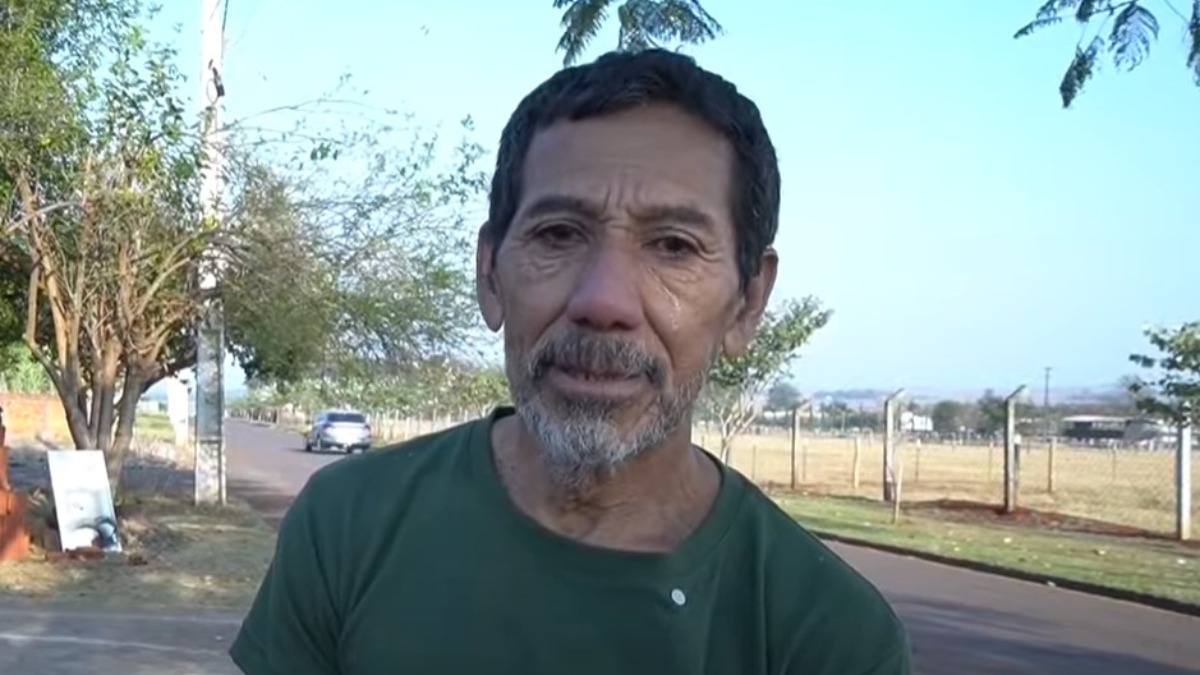 O pedreiro que encontrou um recém-nascido abandonado dentro de uma sacola, em frente à obra em que trabalha, em Campo Mourão, no centro-oeste do Paraná, afirmou ter aumentado a sua fé em Deus após essa experiência emocionante. Bastante emocionado, Elizeu Rodrigues, de 64 anos, contou que deseja um futuro brilhante para o bebê que ajudou a salvar.