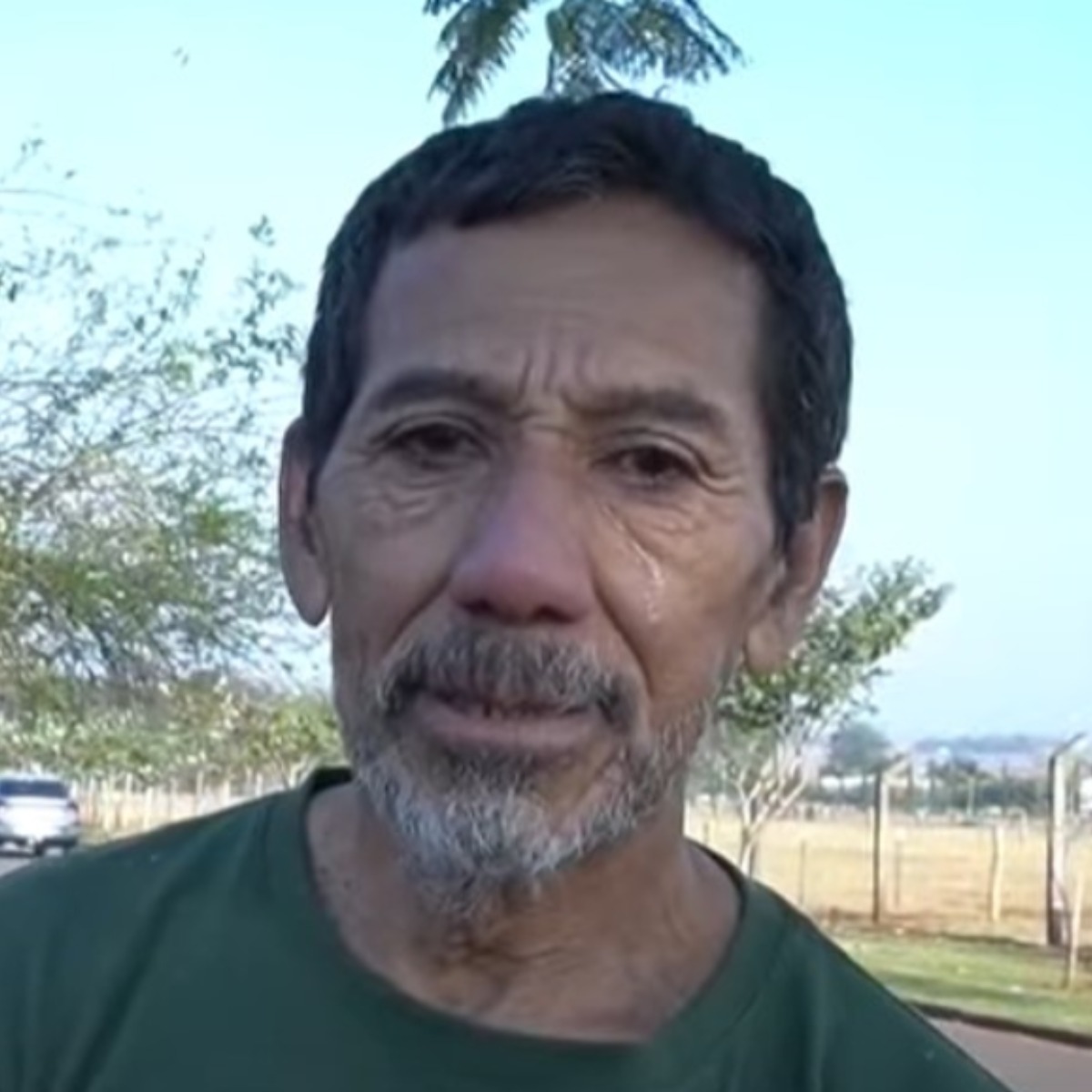 O pedreiro que encontrou um recém-nascido abandonado dentro de uma sacola, em frente à obra em que trabalha, em Campo Mourão, no centro-oeste do Paraná, afirmou ter aumentado a sua fé em Deus após essa experiência emocionante. Bastante emocionado, Elizeu Rodrigues, de 64 anos, contou que deseja um futuro brilhante para o bebê que ajudou a salvar.