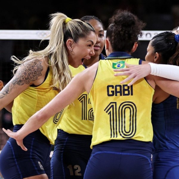 Jogadores de Voleibol em quadra.