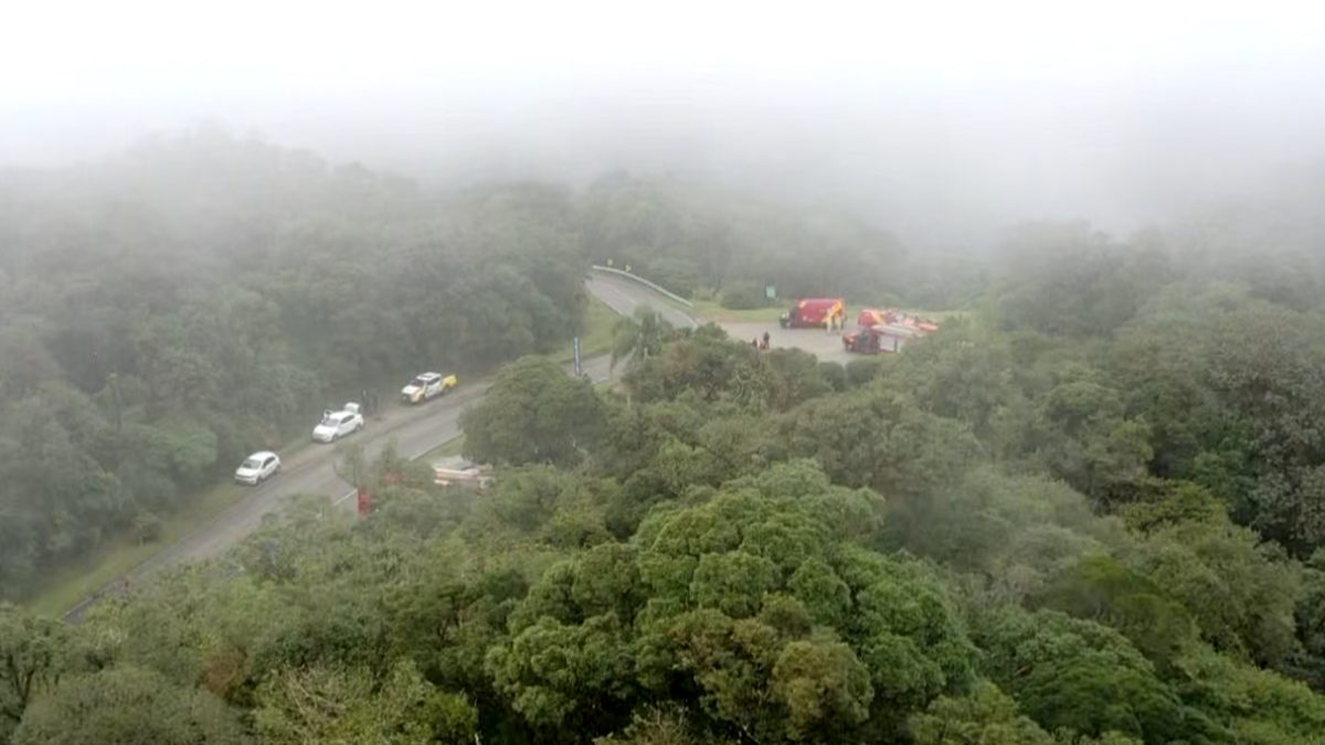 Imagens de drone mostram local suspeito de queda de avião no litoral do Paraná 