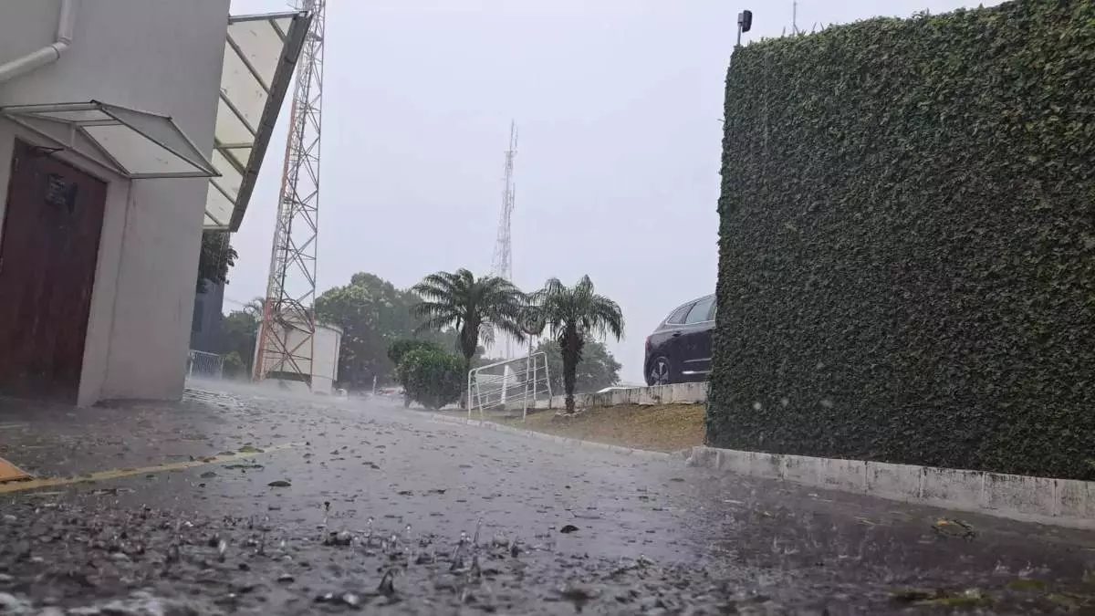 Tempestades e ventos fortes ameaçam o Paraná; previsão de frio intenso com mínimas negativas no fim de semana.






