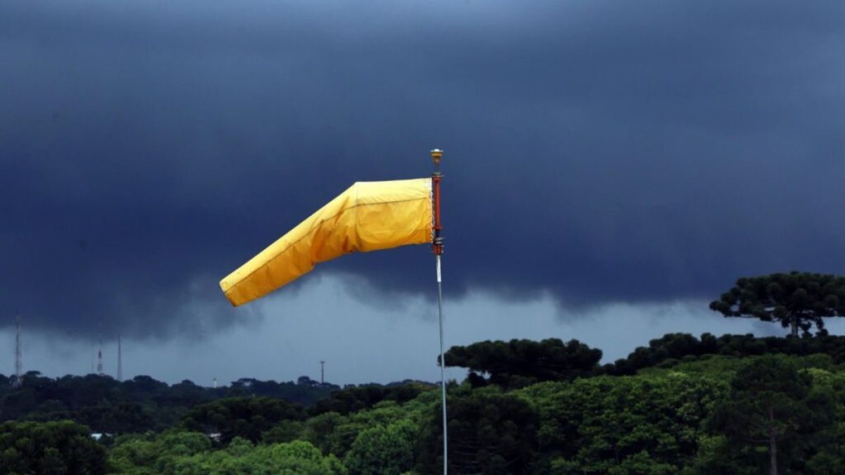 Temporal e rajadas de vento de 100 km/h atingem o Paraná; veja áreas em risco
