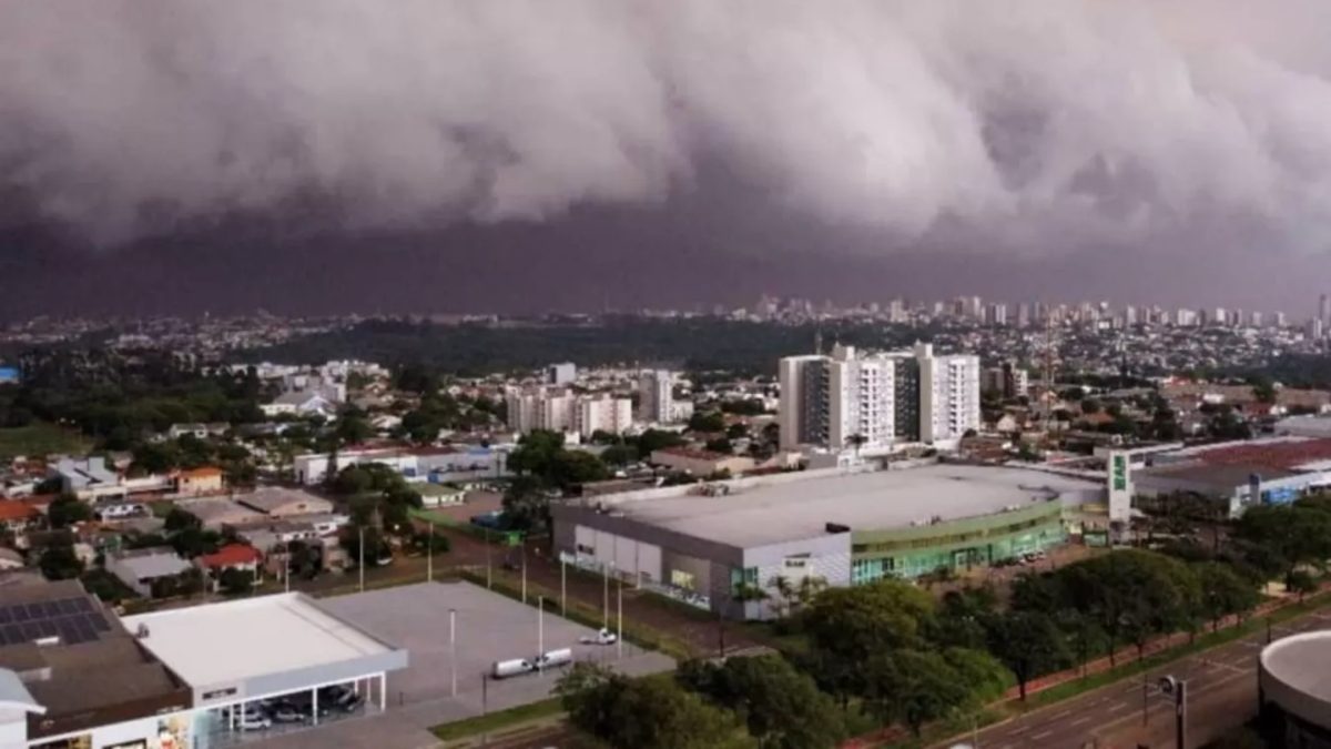 Temporal e rajadas de vento de 100 km/h atingem o Paraná neste sábado (24)
