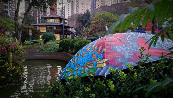 Foliões pulando carnaval em Curitiba