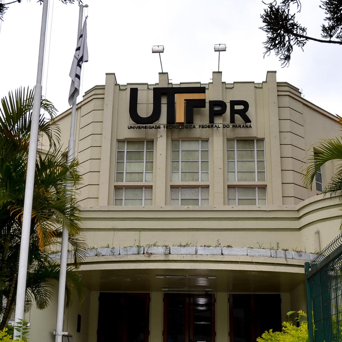 A Universidade Tecnológica Federal do Paraná (UTFPR) abriu nesta segunda-feira (19) as inscrições para o vestibular de verão da instituição. De acordo com a universidade, os candidatos têm até o dia 9 de outubro para fazerem suas inscrições. O vestibular tem 3.930 vagas em 117 cursos de graduação totalmente gratuitos. As provas serão realizadas em 17 de novembro.