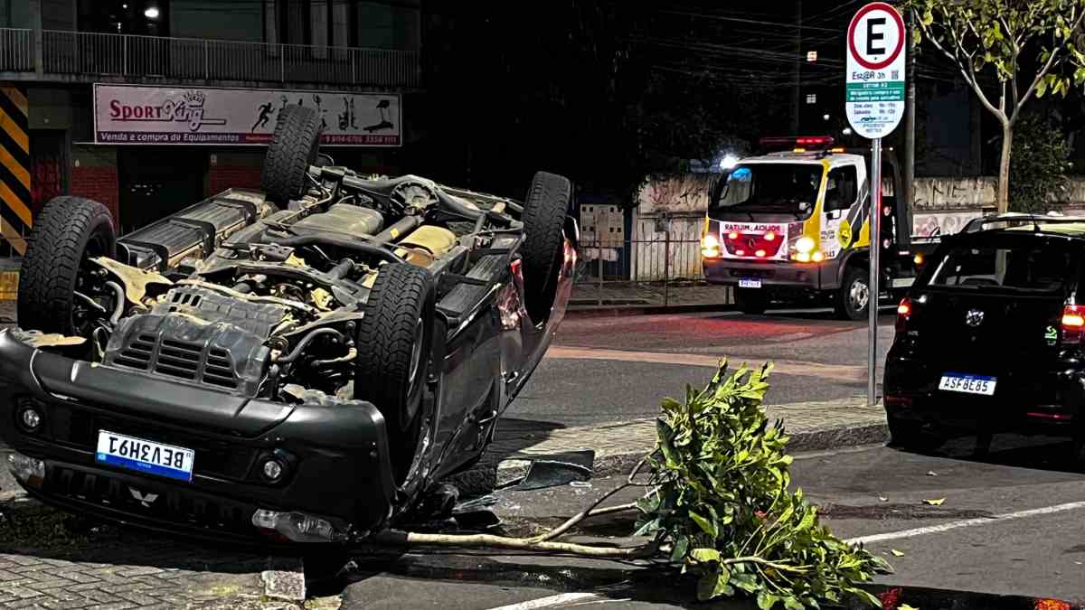 Viatura descaracterizada da PM capota após acidente no Boa Vista, em Curitiba