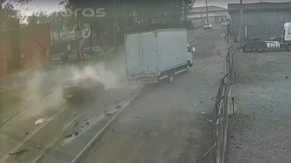 Vídeo mostra acidente entre carro e caminhão que terminou com 3 mortes no PR