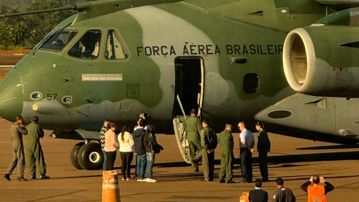 Urnas das vítimas da queda de avião em Vinhedo chegam em Cascavel; veja