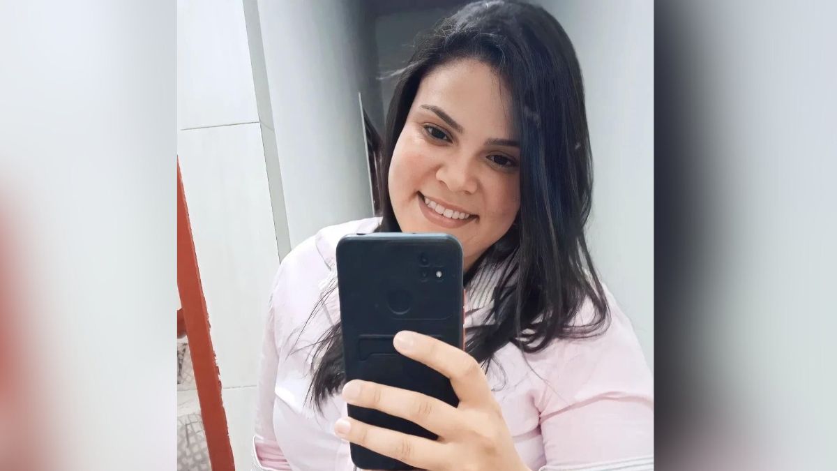 Mulher que morreu após micro-ônibus invadir casa no PR é identificada