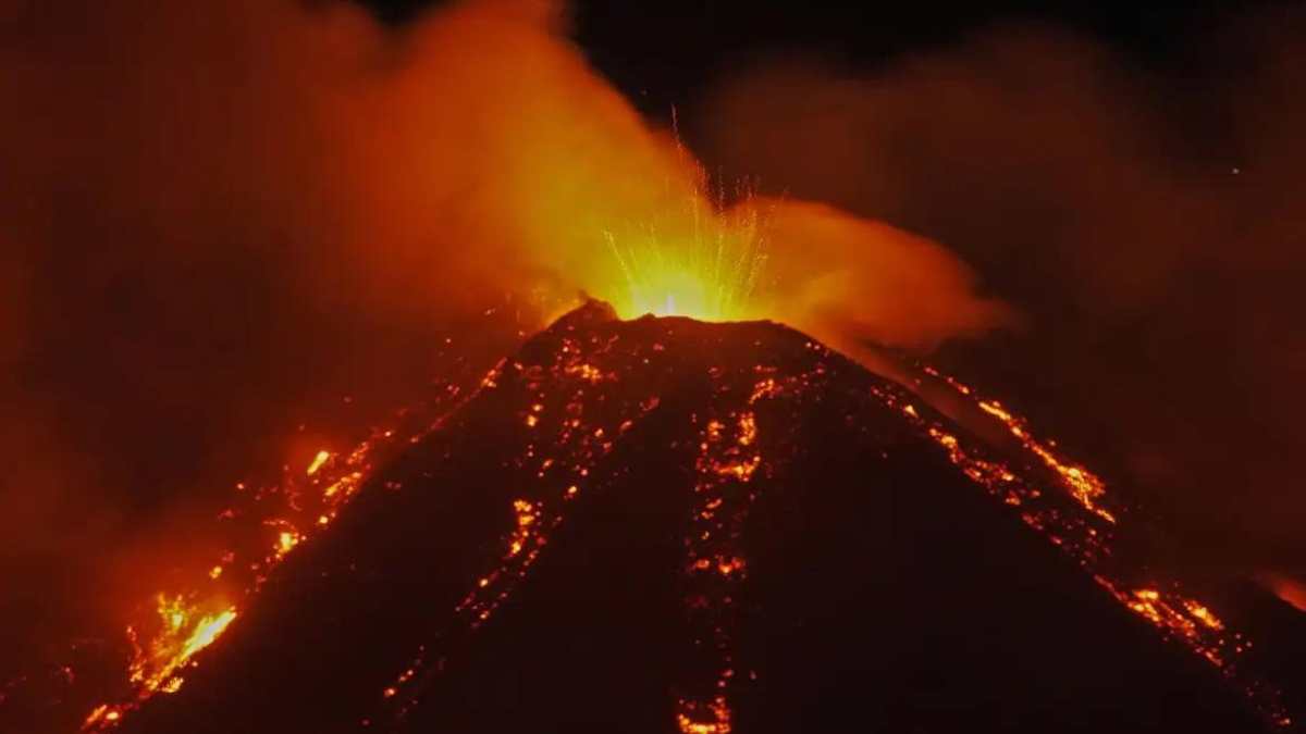 Vulcão Etna entra em erupção e fumaça chega a 9.500 Km acima do nível do mar