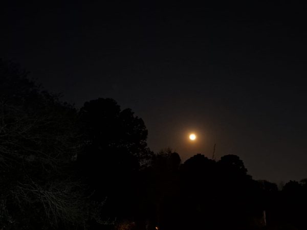 Sonda lunar da China volta à Terra com materiais do lado escuro da Lua