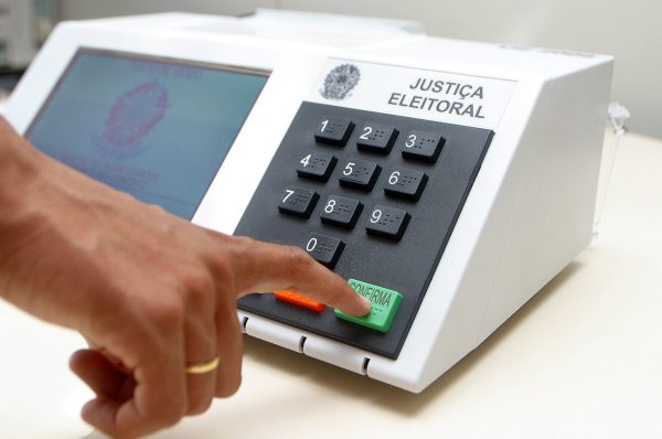 Primeiro debate à Prefeitura de Curitiba registra embates entre candidatos