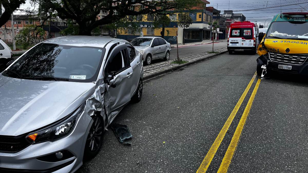 Acidente com ambulância aconteceu em canaleta exclusiva para ônibus, em Curitiba 