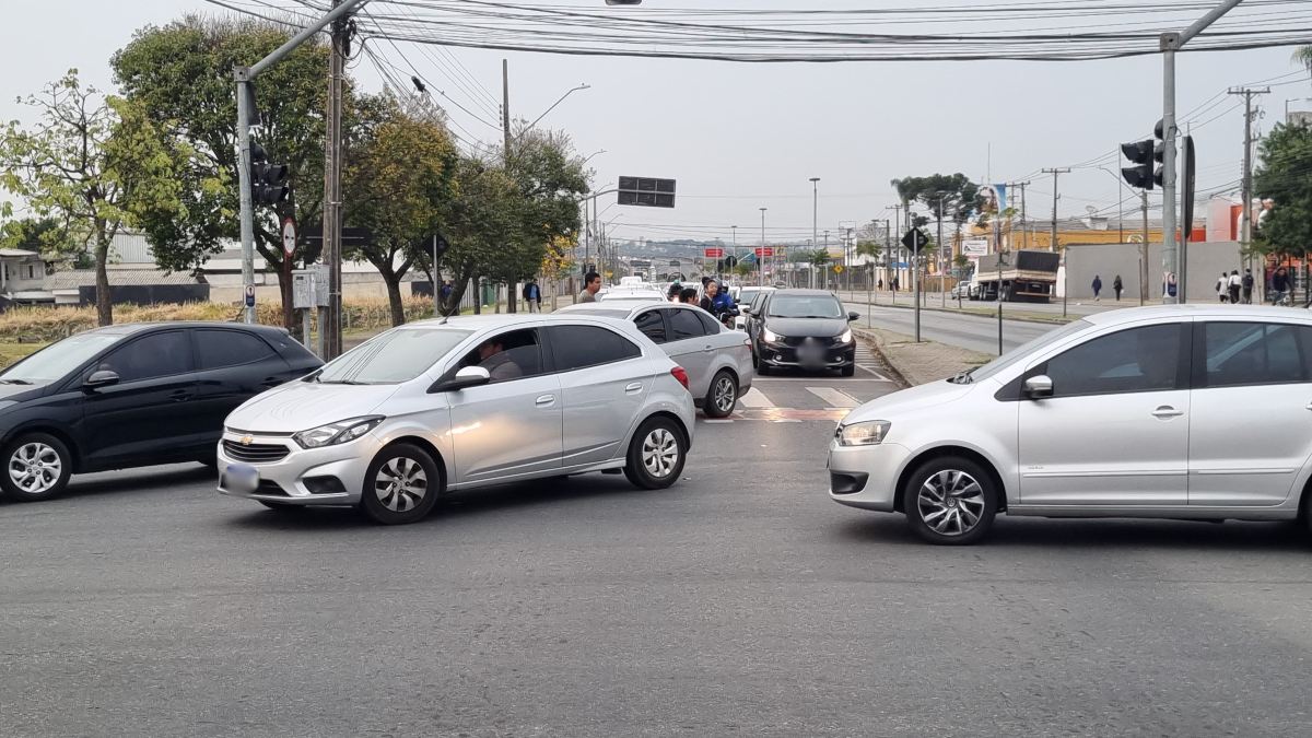 Motorista fazem desvio devido a bloqueio na Avenida Marechal Floriano Peixoto